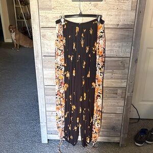 Free People Women's Black Floral balloon wide leg pants with tie at bottom